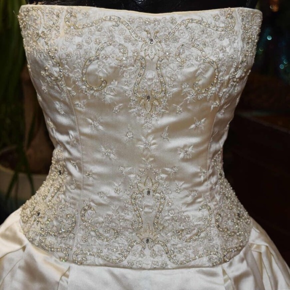 Reem Acra Rich Wedding Dress Size 10 in Ivory - Style Name is Rich - Sample - Picture 5 of 13